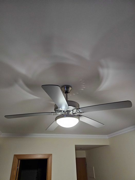 Ventoinhas de teto cinzentas