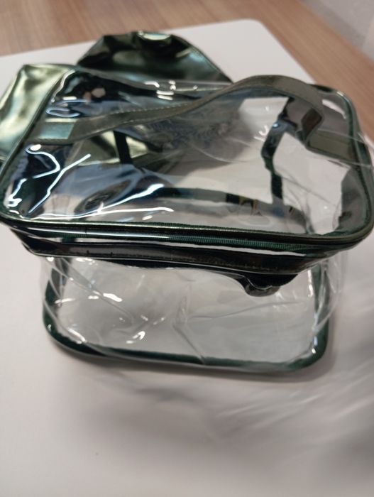 Zestaw trzech nowych nieużywanych kosmetyczek