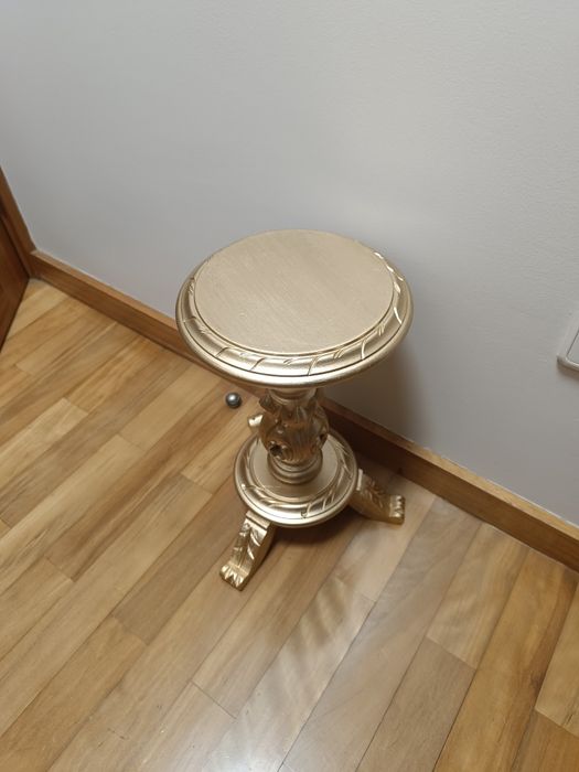 Pequena coluna antiga restaurada estilo séc XVll acabamento em ouro velho