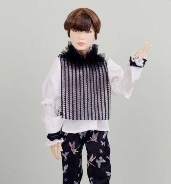 Розпродаж! Колекційна лялька кен BTS Suga Prestige від Mattel