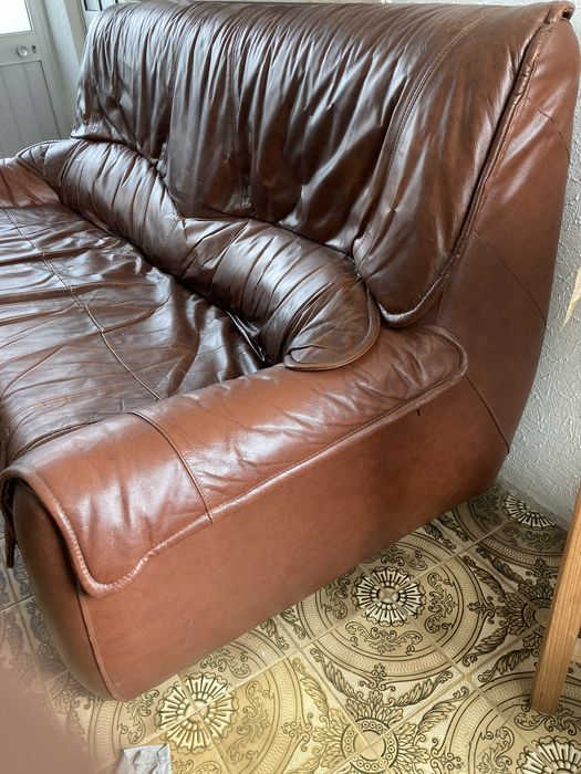 Sofa em pele usado em estado razoavel