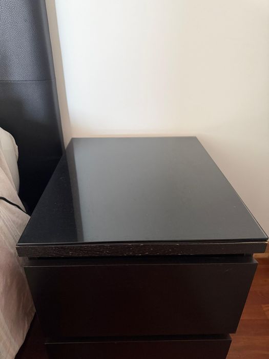 Cómoda Malm 2 gavetas com Vidro