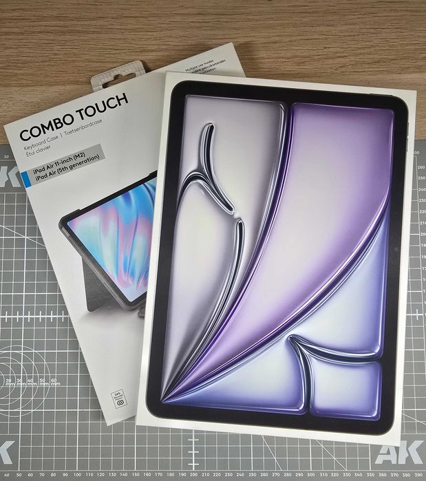 Jak nowy iPad Air 11" A3266, 128GB,  z Logitech Combo Case