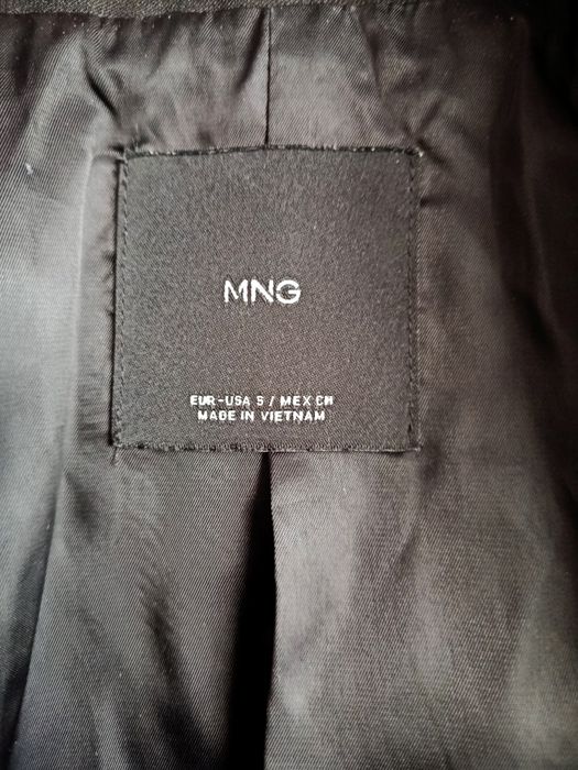Чорний базовий піджак Mango