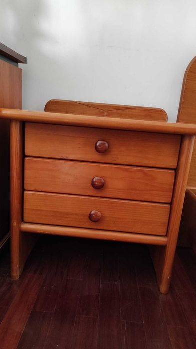 Conjunto de quarto Saint Clair — cama, mesinha e espelho