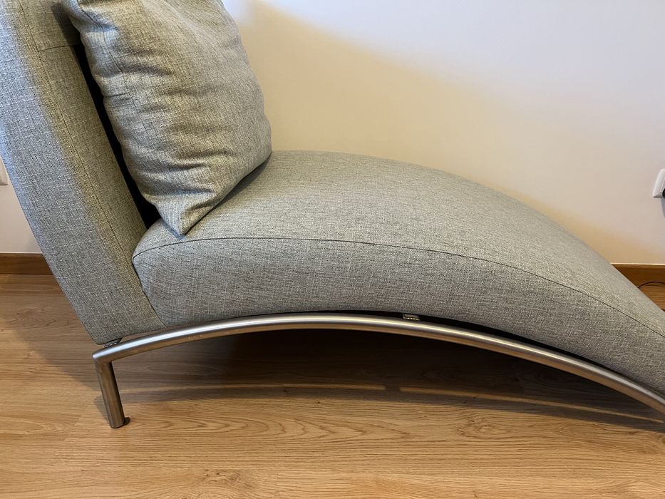 Cadeira de encosto verde água ;