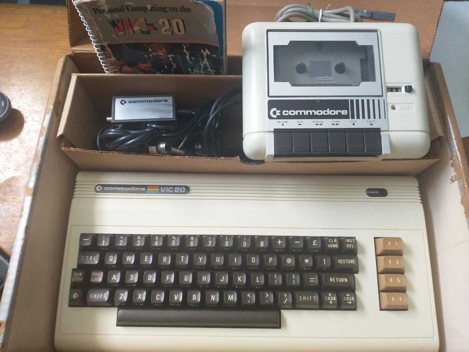 Commodore VIC-20 BOX + magnetofon Commodore Datassette