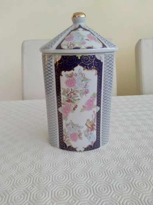 Peça decorativa de porcelana J.S.B. vintage. Ver Última foto