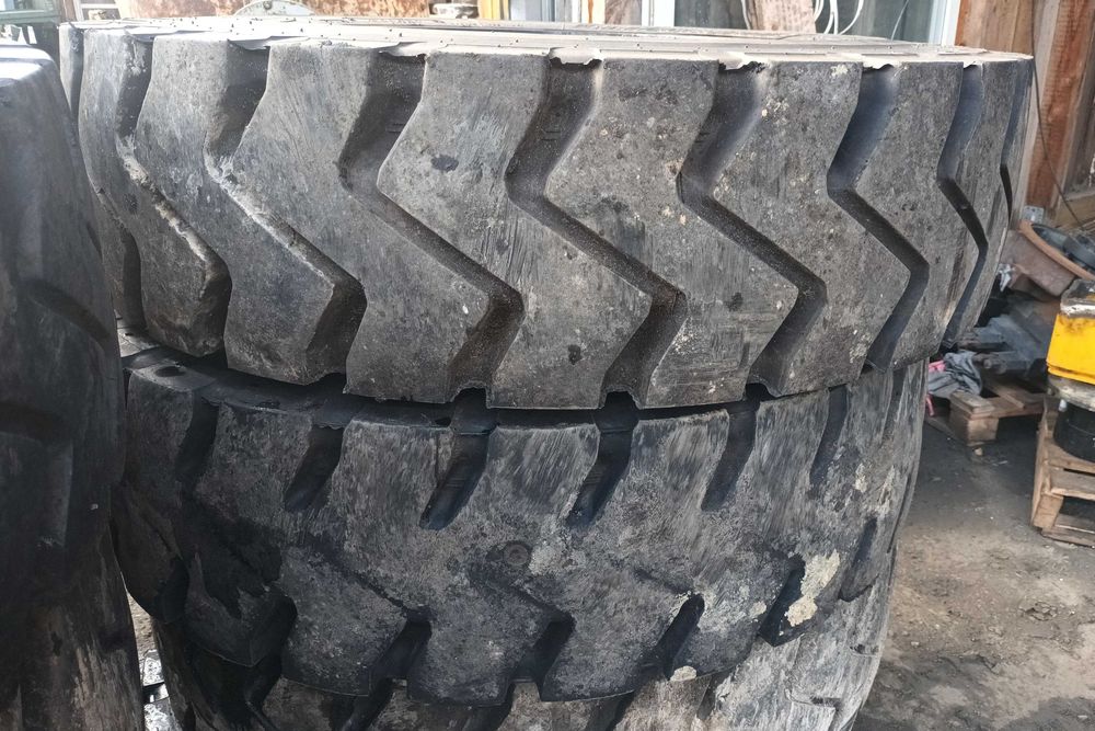 Koła do koparki Liebherr LM35 Timber. Stan idealny. Bridgestone.12R20.