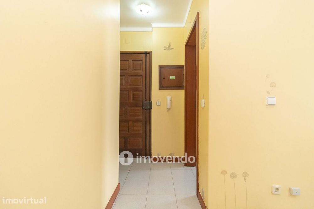 Apartamento T2 com áreas generosas e varanda, em Setúbal