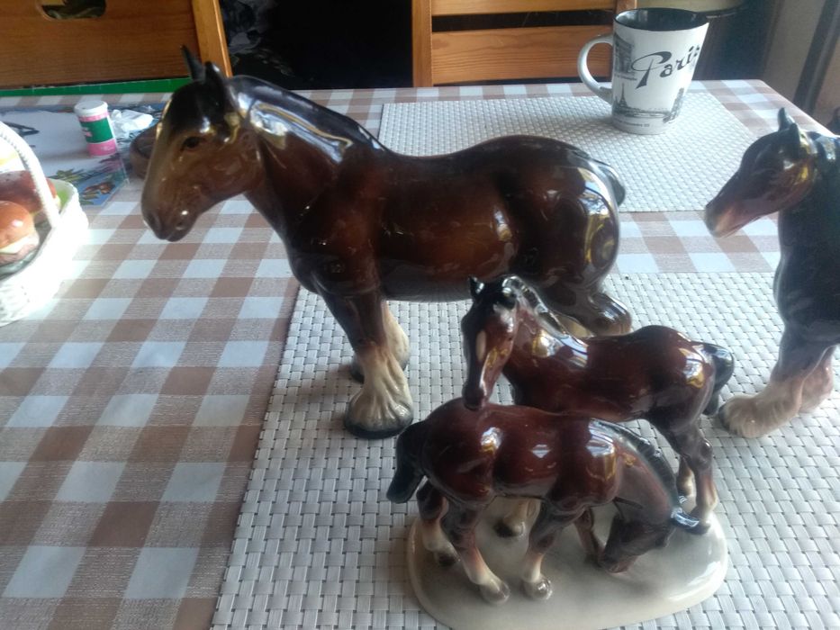 figurki koni z porcelany