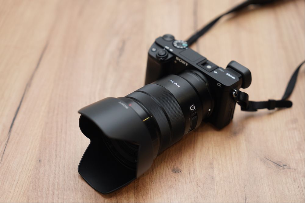 Sony A6300 + 18-105 f/4 PZ G Sony + ladowarka + 3 aumulatory