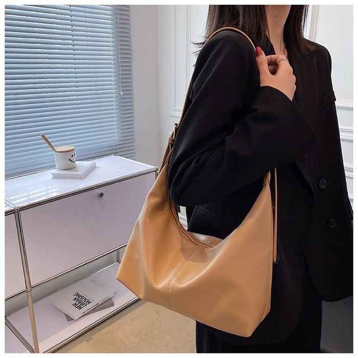 Novo modelo de bolsa a tiracolo feminina, com design simples e versáti