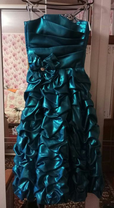 Платье нарядное на выпускной и тожество