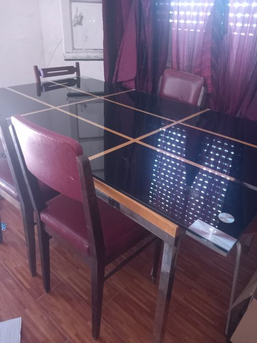 Mesa de jantar, de Vidro