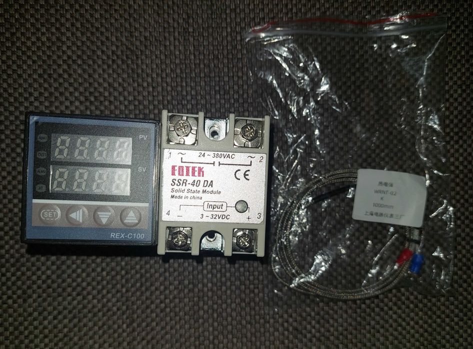 Regulator temperatury REX-C100 z przekaźnikiem i radiatorem.