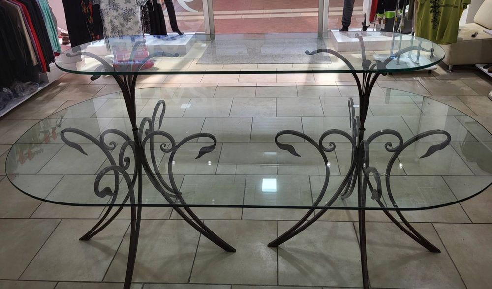 Стіл скляний із кованими ніжками. Двохярусний.