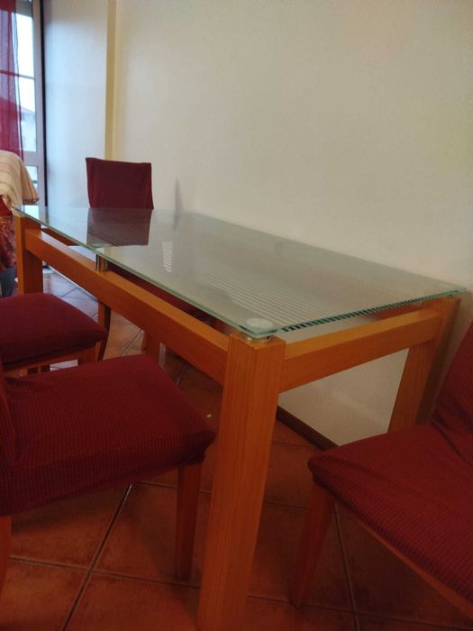 Mesa de Jantar em Madeira com Tampo de Vidro