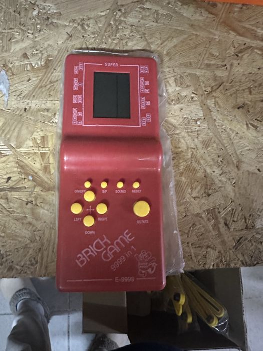 konsola do gier Brick Game w modelu E-9999.