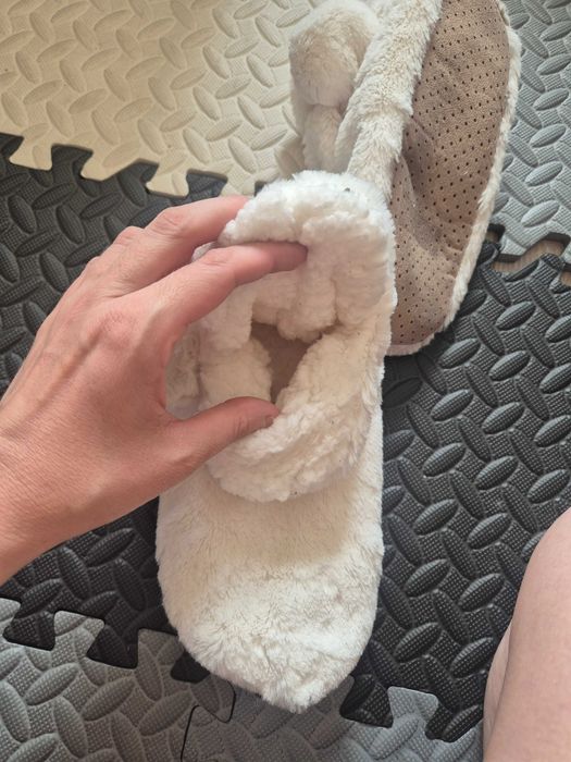 Kapcie biale za kostke.