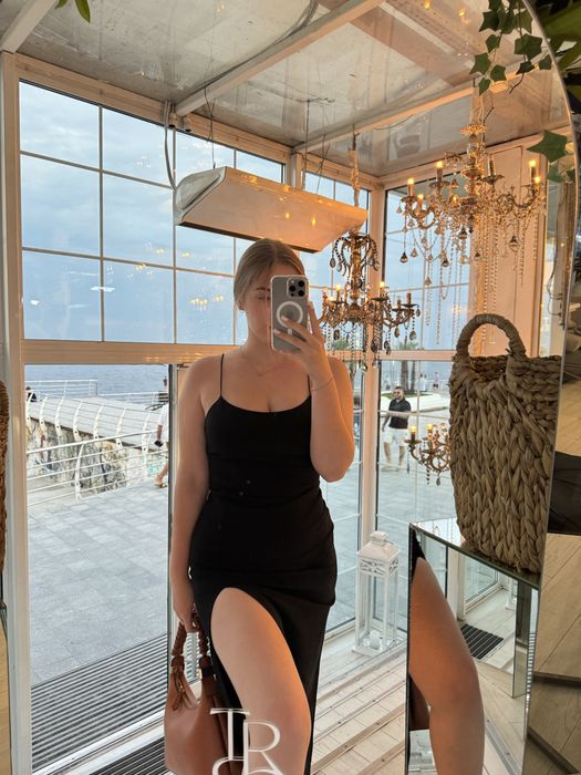 Сукня з вирізом.