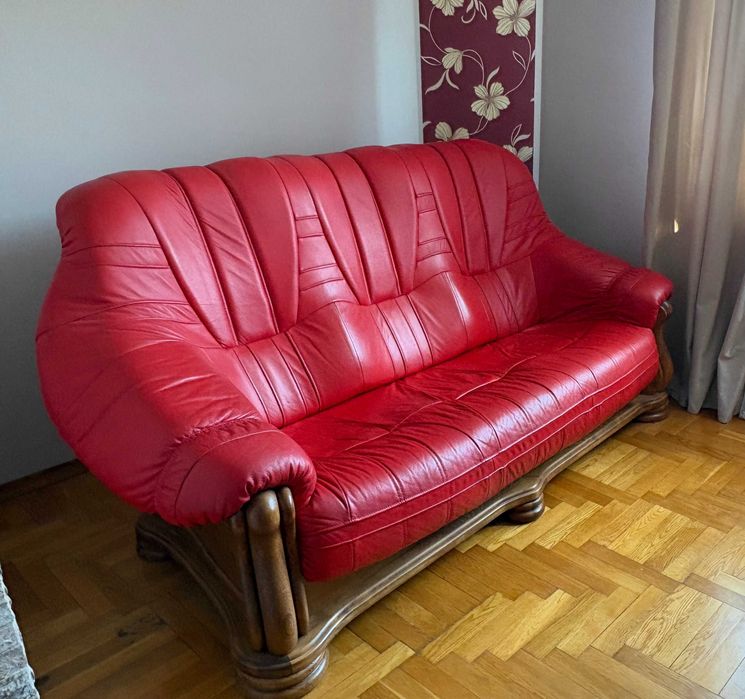 Czerwona, skórzana sofa na drewnianym stelażu, stan idealny.