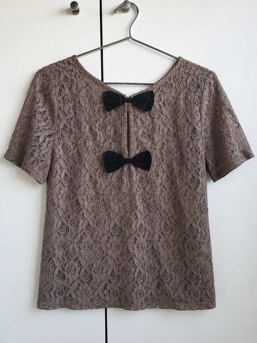 Blusa Rendada Taupe com Laços Pretos nas Costas - See U Soon