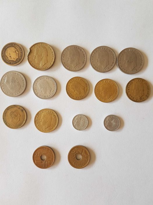 100 Moedas 5$00 + 100 Moedas 1$00 + 28 Moedas Espanholas diferentes