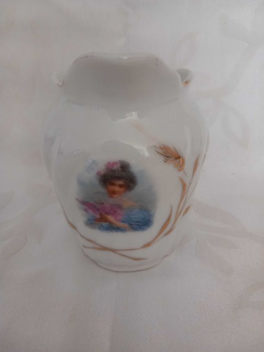 Leiteira da Vista Alegre porcelana moldada  relevada período 1881/1921