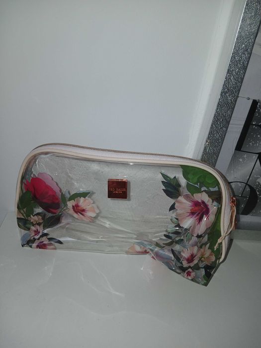 Nowa kosmetyczka Ted Baker kwiaty
