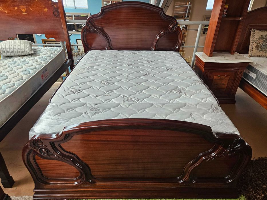 Cama com estrado e colchão - óptimo estado geral