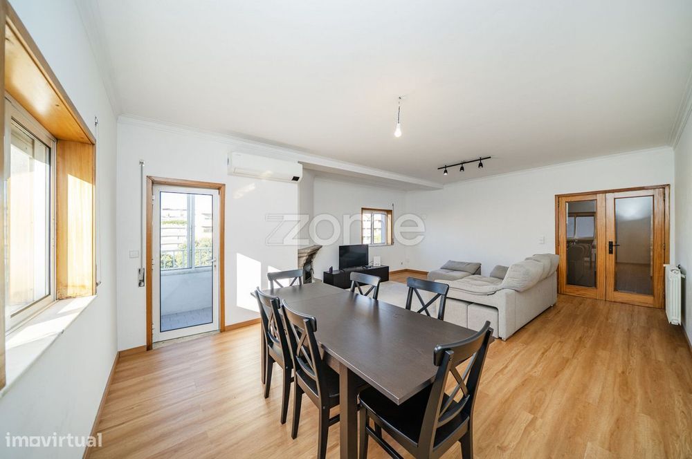 Apartamento T3 em Lamaçães com Varanda e Garagem