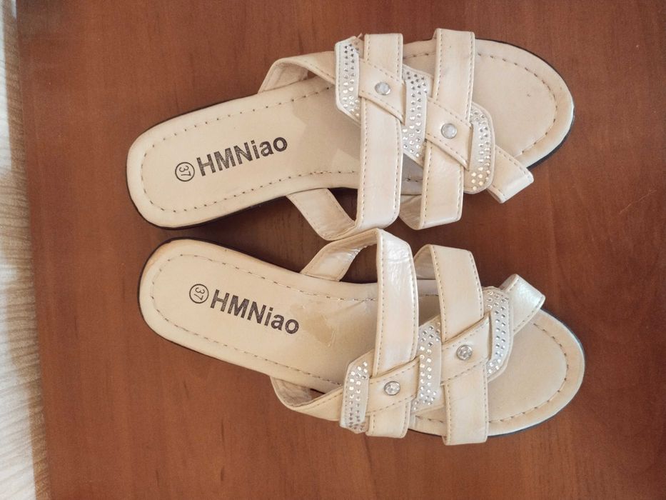 Продаються літні шльопанці