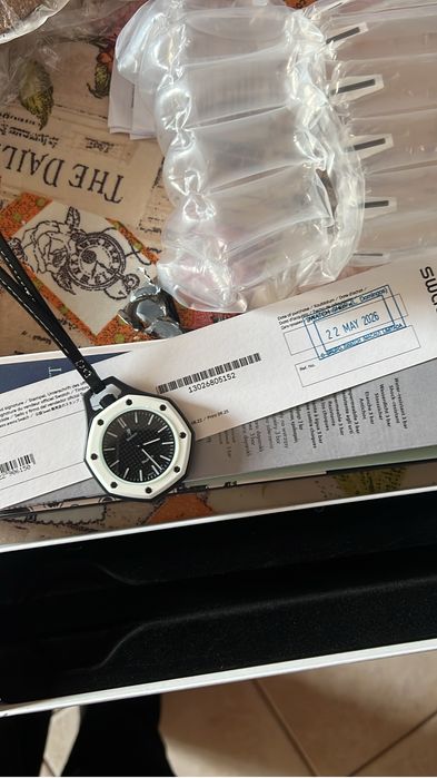 Swatch Royal Pop - Ocho Negro