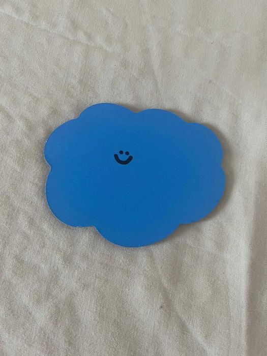 Base para copo em forma de nuvem azul com carinha