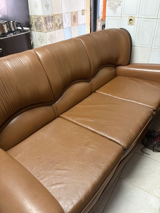 Sofa em couro 2 de 1 lugar e 1 de  3 lugares