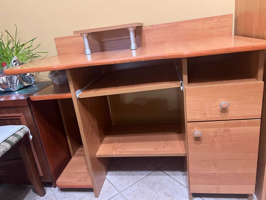 Zestaw mebli biurowych – 2 biurka | dobry stan