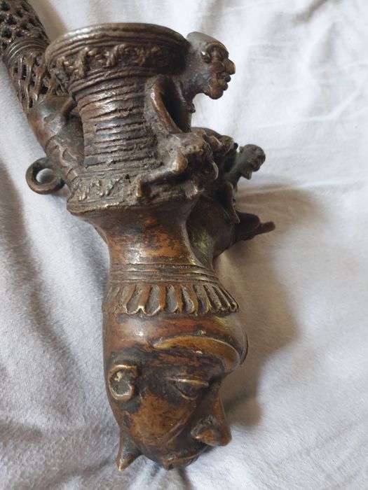 Raro antigo cachimbo ceremonial Bamum do Cameron em bronze