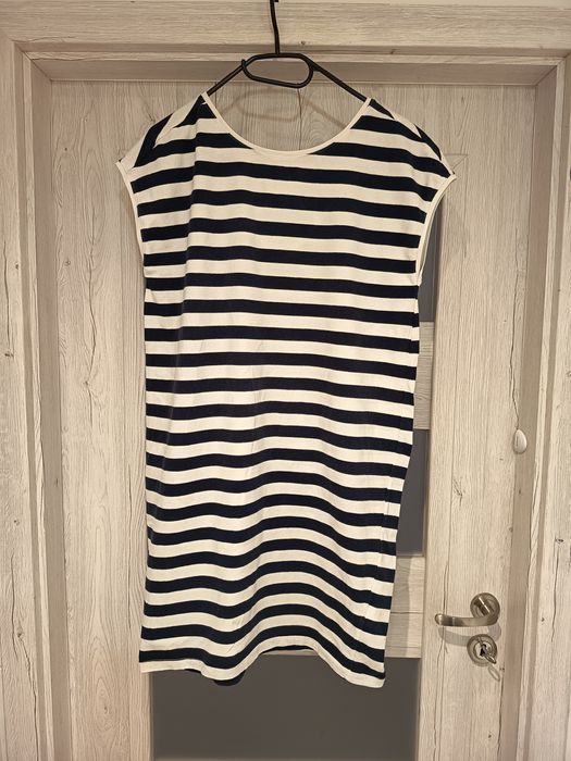 Sukienka w biało-granatowe paski