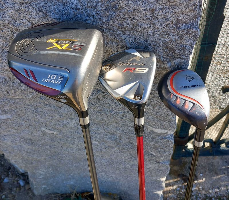 Saco de Golfe com diversos ferros e madeiras, putter e Carrinho.