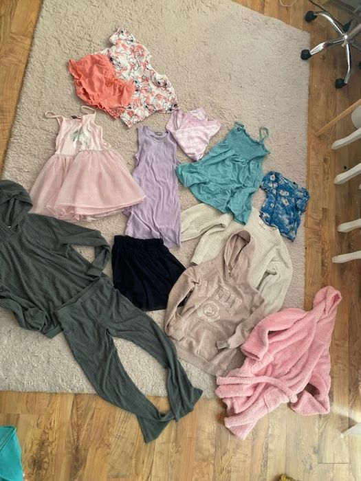 Zestaw ubrań dziewczęcych