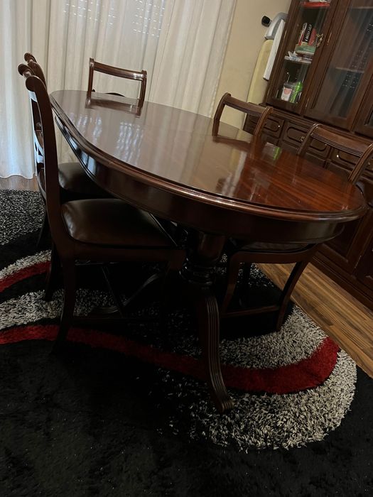 Sala de estar ( armário , mesa extensível e 6 cadeiras)