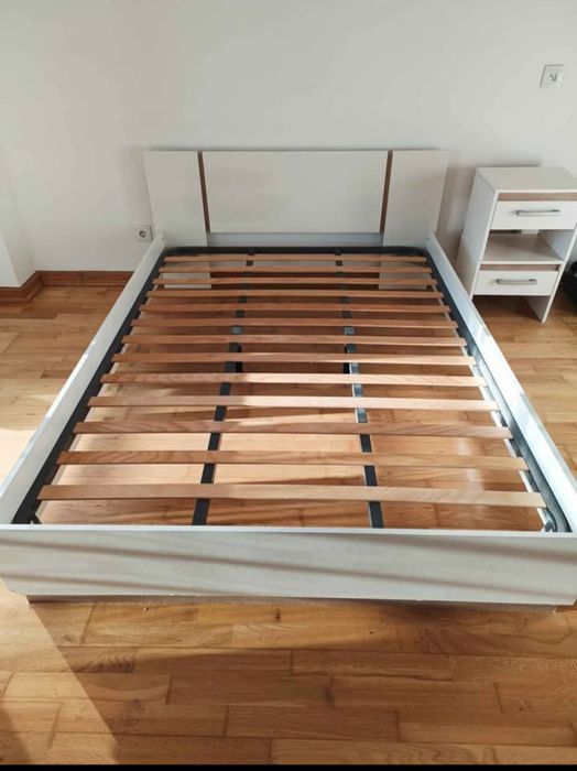 Cama de casal + estrado + 2 mesas cabeceira