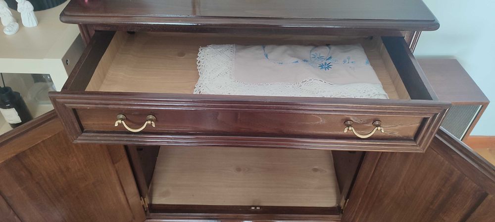 Aparador/Armário Bar em Madeira Maciça – Perfeito para Bebidas e Jogos