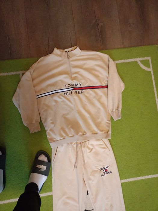 Dres Tommy Hilfiger
