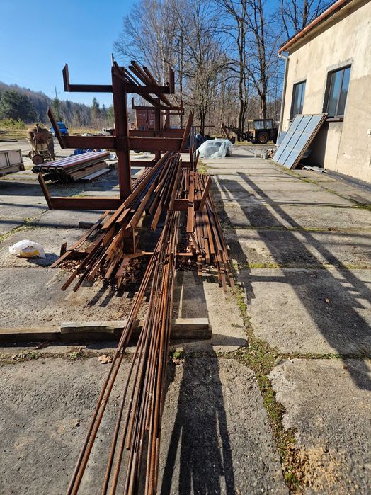 Stalowe kątowniki, dwuteowniki, teowniki, pręty