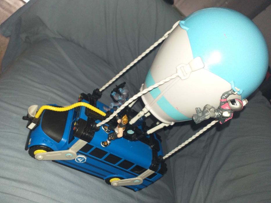 Vendo autocarro e carro do FORTNITE em bom estado