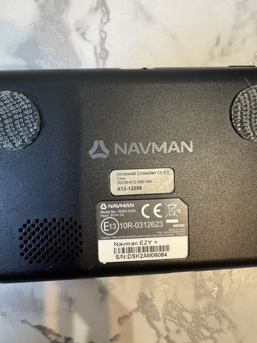 Портативний GPS-навігатор Navman Ezy+ у робочому стані.