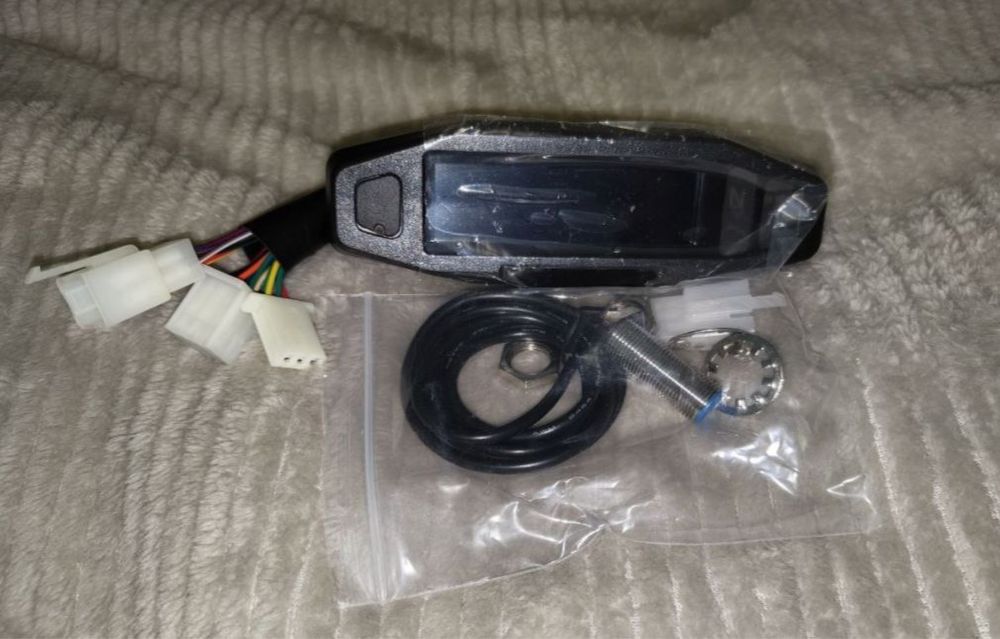 Продам универсальный цифровой спидометр + тахометр + одометр