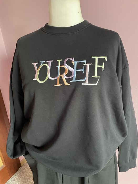 Bluza MOJI  czarna haftowany kolorowy napis 42/44/46
